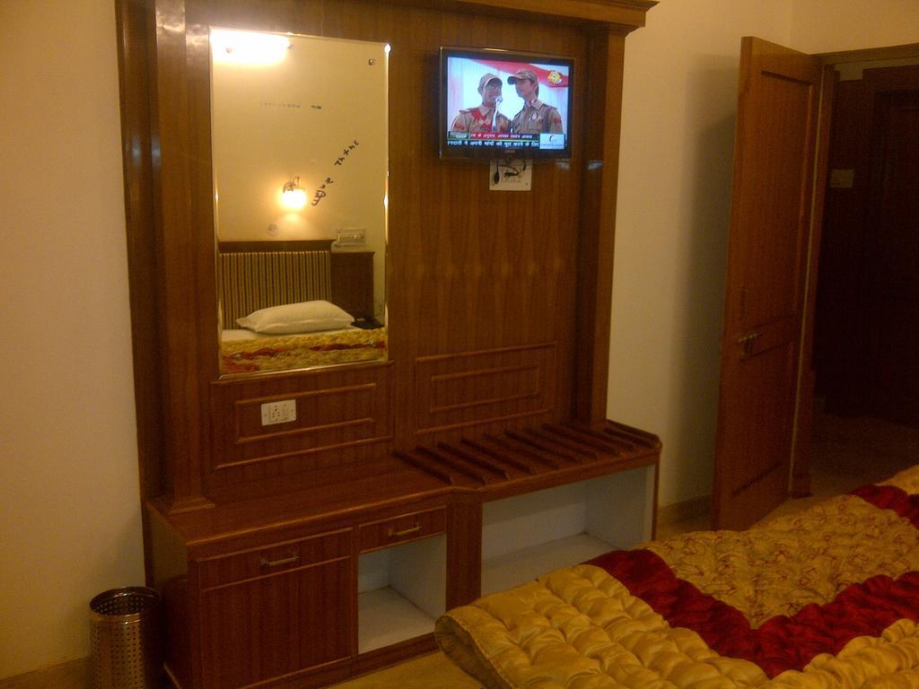 Kamal Nearest To Taj Mahal 2*