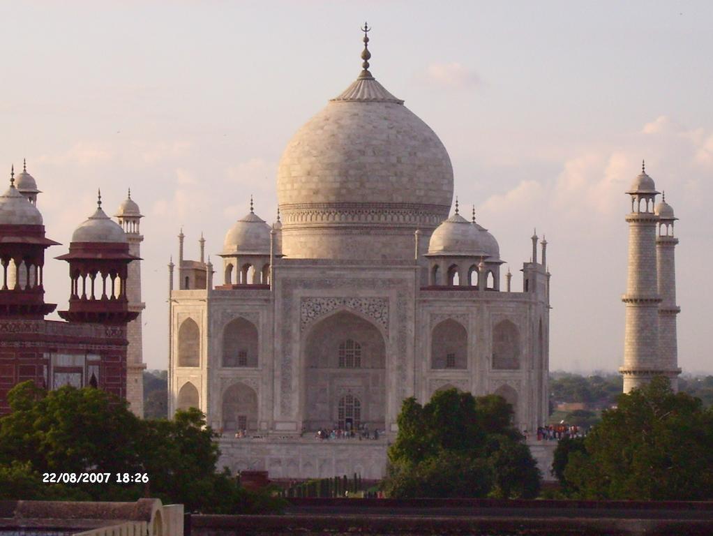 Kamal Nearest To Taj Mahal Hotel 2*
